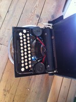 Jó állapotú Underwood táska írógép kitűnő állapotban.
