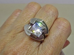 Különleges iparművész ezüstgyűrű fehér smaragd csiszolású kővel