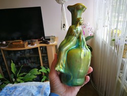 Zsolnay eozin mázas vázán ülő nő porcelán váza