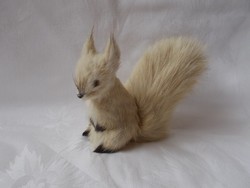 Élethű mókus figura igazi szőrme