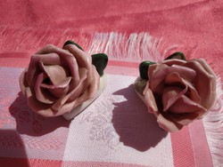 Meisseni asztali névjegykártya tartó, kézzel formázott porcelán rózsa, 2 db.