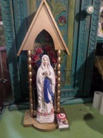 42 x 16 cm-es házi oltár 25 cm-es , régi , porcelán Máriával . 