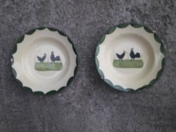 Két darab szépséges kakasos tányér fellelt állapotban