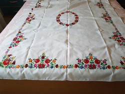 Hand embroidered matyo tablecloth + 8 napkins