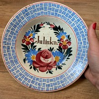 Apátfalvi “Juliska” feliratú népi festett tányér 