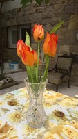 Selyemvirág-tulipáncsokor  narancs és lila színben, kerámia fali kaspóban /kristály vázában