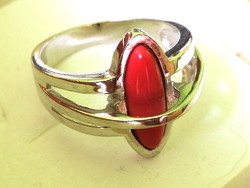Ezüst gyűrű vörös kővel 