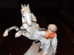 Herendi lovát fékező csikós figura