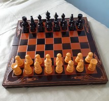 Nagyméretű (43 x43 cm) fából faragott sakkészlet