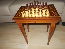 Díszes kis fa sakk asztal sakk készlet zenélő szerkezettel