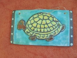 Szignált Borsodi Ágnes kerámia falikép teknőssel