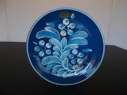 Szép  kék színű jelzett kerámia fali tányér, 20 cm