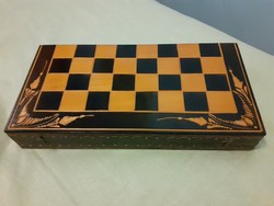 Nagyméretű (38,5 x38,5 cm) fából faragott sakkészlet