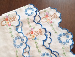 Antik hímzett virágkosaras polccsík régi polc díszítő textil 3 db