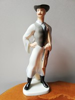Nagyméretű aquincumi porcelán csikós legény figura