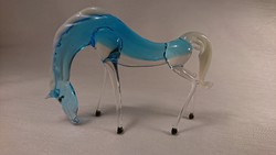 Szépen kidolgozott üveg ló figura. A muránói gyár is készített hasonló formatervezésű kollekciót.