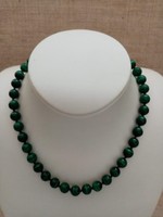 Beautiful condition malachite necklace knotted by eye