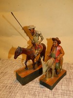 Régi kézi faragású Don Quijote és Sancho Panza faszobrok.