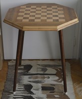 Intarziás sakk asztal.