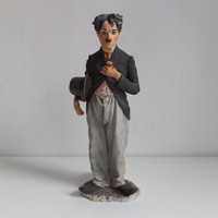 Chaplin biszkvit, festett szobor