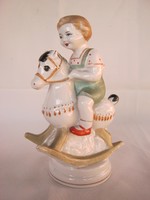Orosz porcelán hintalovon ülő kisfiú