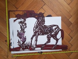 Hatalmas, kartonból valamilyen technikával kivágott jelenet, legelő ló megrémül, méret jelezve