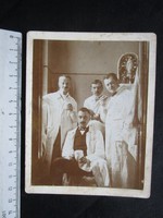 FOTÓ FOTÓGRÁFIA FÉNYKÉP JELZETT KEMÉNYHÁTÚ SEGITŐ SZÜZ MÁRIA KORHÁZ ORVOS APÁCA cca 1890
