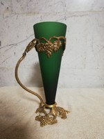 Zöld üveg váza, réz szerelékkel. 