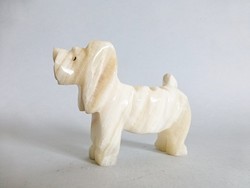 Fehér urali onixból faragott kutya figura