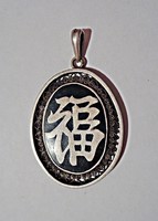 Régi kínai, japán fa betétes, gazdagság, boldogság írásjeles ezüst medál