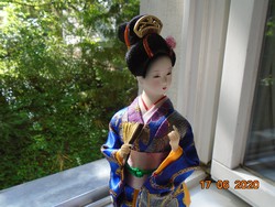 Kézzel készült egyedi Japán hagyományos dekoratív Gésa baba arany brokát kimonóban,állvánnyal