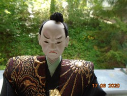 Kézzel készült,hagyományos,dekoratív Japán Szamuráj baba,díszes öltözettel,két katanával,állvánnyal