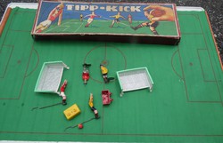 Retro Tipp-Kick foci játék dobozában. 