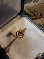 Aranyozott ezüst szív alakú gyűrű apró gránát kővel