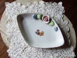 Kisméretű  vitrindísz, babaház kellék:  antik jelzett mini baba kínáló tál porcelán virágokkal