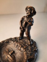 Pisilő kisfiú figura, bronz szobor, tálka