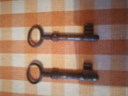 2 db nagyon régi vas kulcs