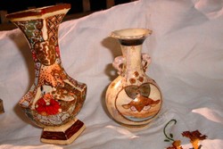  Két darab japán kézzel festett Satsuma váza