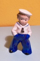 Jelöletlen porcelán tengerész fiúcska