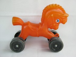 Retro műanyag trafikáru húzogatós játék lovacska ló