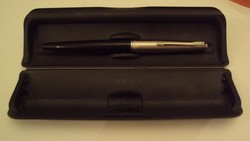 Eredeti, tinta pumpás PARKER toll (fekete ezüst) tobozában.