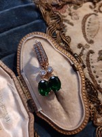 Aranyozott vintage fülbevaló smaragd színű kövekkel 