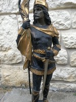 Bajszos Vitéz, karddal, zászlóval, militária téma! Szépen kidolgozott szobor Sisakos, katona! Szép! 