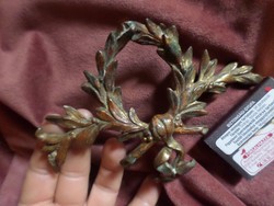 Kb 15 cm-es , bronzos-patinás színű bútorveret talán rézből .