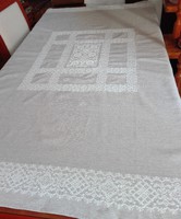 Homokszínű szőttes, fehér mintájú asztalterítő,  160 x 125 cm