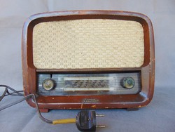 Fehérvár régi kisméretű fadobozos rádió 