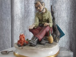 Eredeti antik nápolyi Capodimonte Ételt melegítő idős ember porcelán