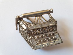 Retro bross írógép alakú köves fém női kitűző