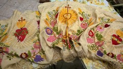 Jézus szive egyházi jell.gyönyörű falikárpit-faliszőnyeg-asztali futó dús himzéssel, rojttal