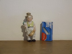 Bájos,régi antik mini porcelán figura- pisilős kisány babával